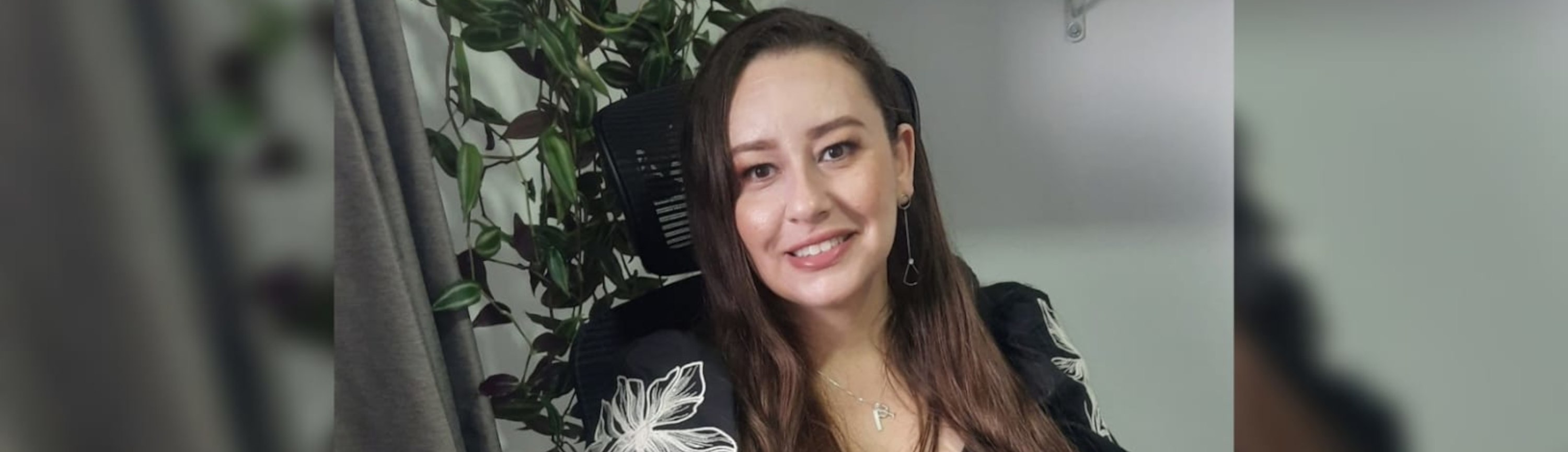 Psicóloga Fernanda olhando para camera sorrindo, ao fundo